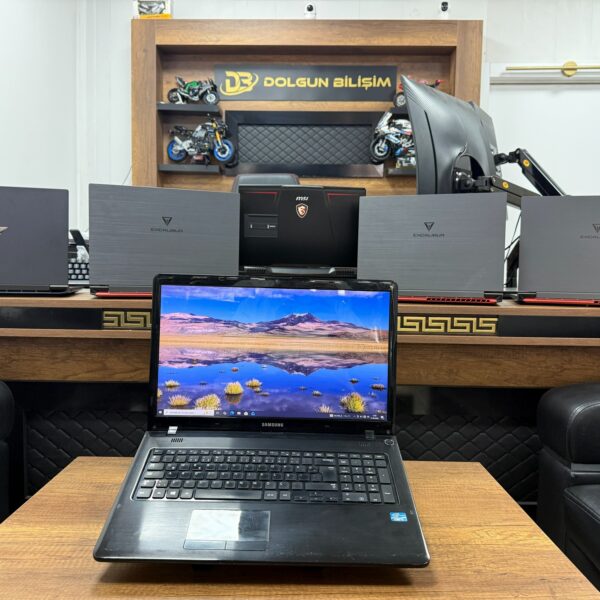 Samsung NP270E5E-X01TR i5-4200U 8GB 128GB GT710M 15.6" Notebook (İKİNCİ EL)
