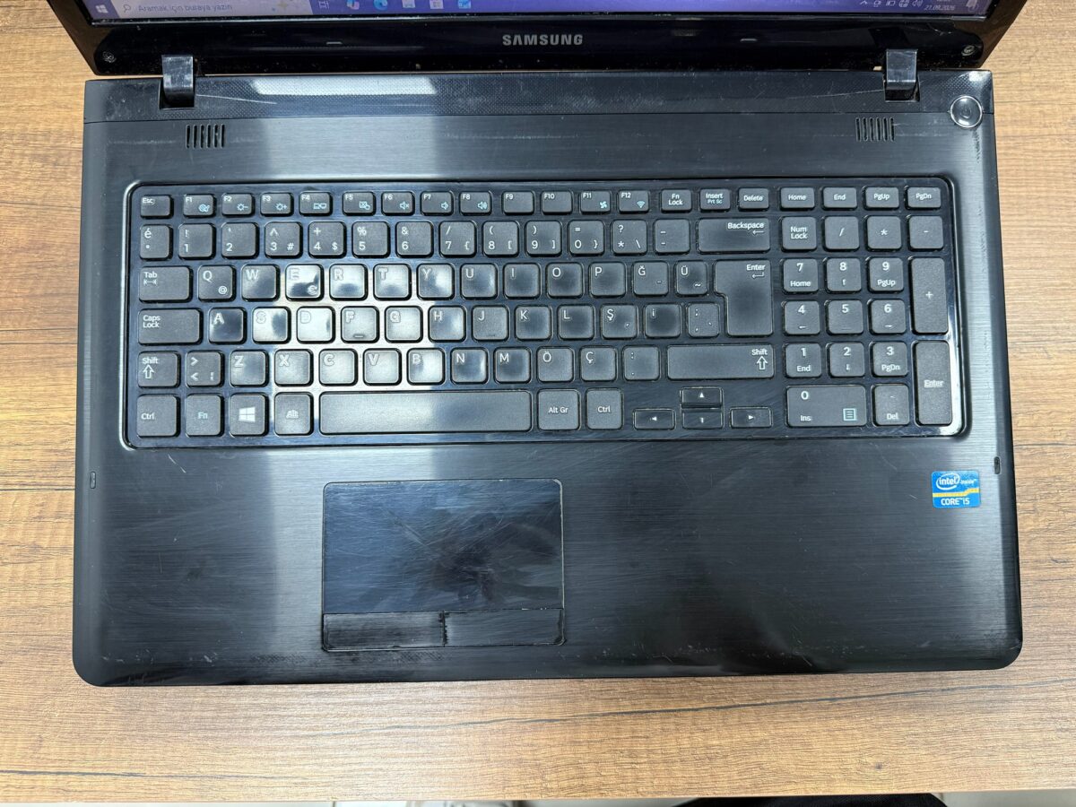 Samsung NP270E5E-X01TR i5-4200U 8GB 128GB GT710M 15.6" Notebook (İKİNCİ EL) - Görsel 2